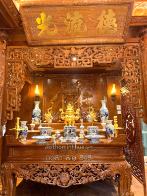 Ban thờ gia tiên uy linh với bộ đồ thờ vẽ vàng 24k