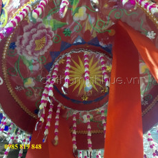 Nón Mẫu Đỏ 46 - Vải lụa thêu nổi, 2 quả đèn lồng