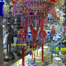 Nón Mẫu Đỏ 46 - Vải lụa thêu nổi, 2 quả đèn lồng