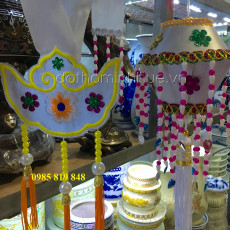 Nón Mẫu Trắng 46 - Vải lụa thêu nổi, 2 quả đèn lồng